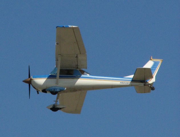 Cessna Skyhawk (N8239F) - Departing runway 32