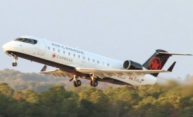 Canadair Regional Jet CRJ-200 (C-FEJA)