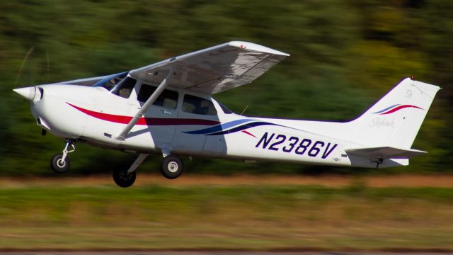 Cessna Skyhawk (N2386V) - Cessna 172R climbing out of runway 22 at Clermont County Airport!