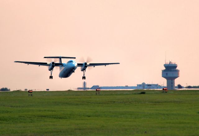 de Havilland Dash 8-100 (C-GJIG) - Bound for Montreal.