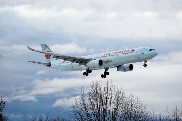 Airbus A330-300 (C-GHKW)