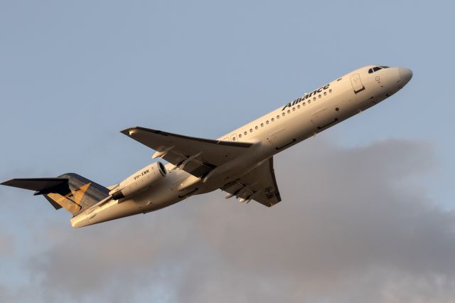 Fokker 100 (VH-XWM)