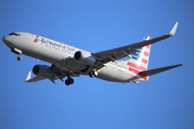 Boeing 737-800 (N985NN)