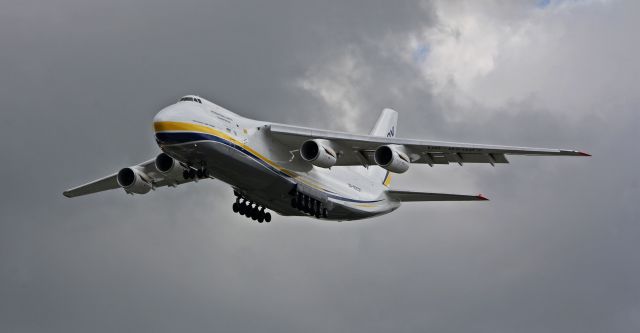 Antonov An-12 (UR-82027) - Landing