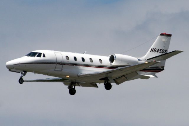 Cessna Citation Excel/XLS (N645QS) - On final approach for R19 on 15-Jun-07.