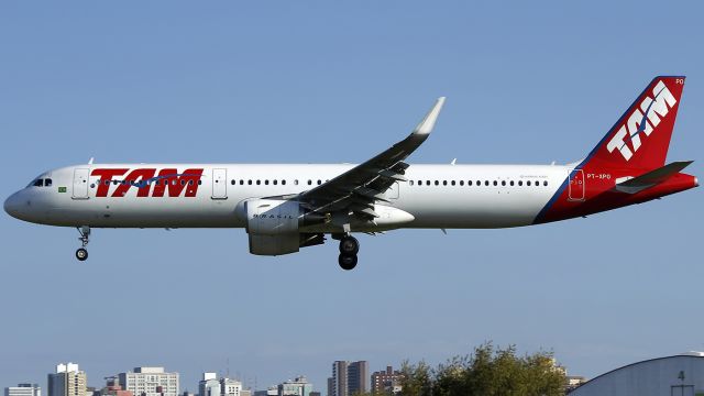 Airbus A321 (PT-XPO) - Short final RWY11