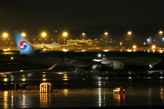 BOEING 777-300ER (HL8008) - HL8008 taxiing to T2 at RKSI after arriving from ZBAA as KAL854.