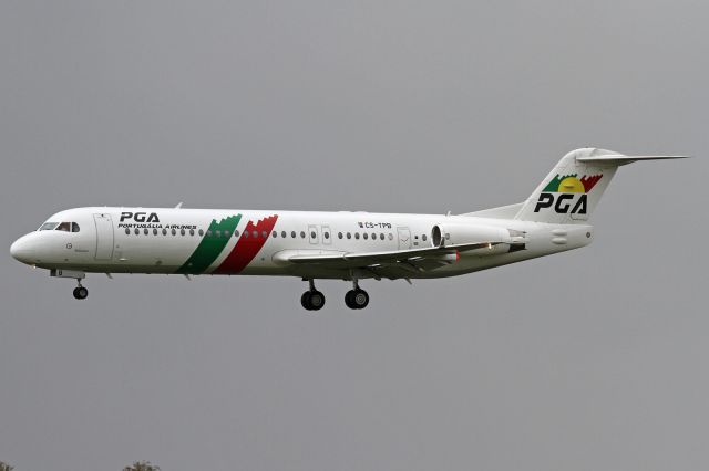Fokker 100 (CS-TPB)