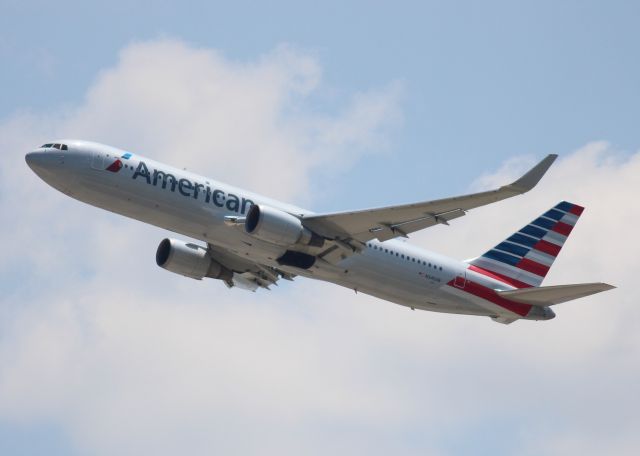 BOEING 767-300 (N345AN) - Departing DFW.