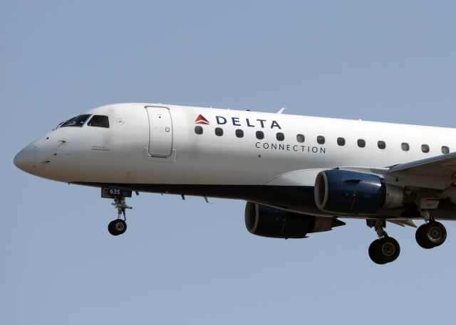 Embraer 175 (N635CZ)