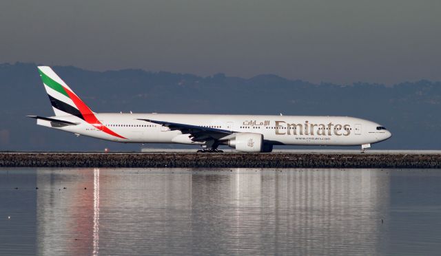 BOEING 777-300ER (A6-ECT)