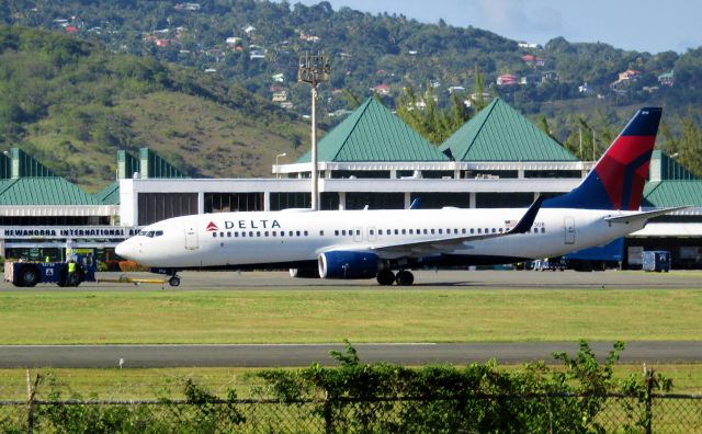 Boeing 737-800 (N3730B)