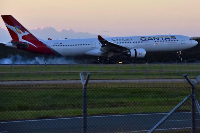 Airbus A330-300 (VH-QPJ)