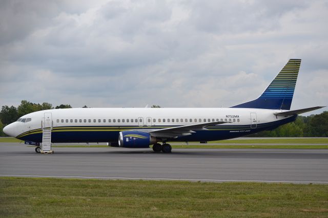 BOEING 737-400 (N752MA) - KJQF - 9/12/15