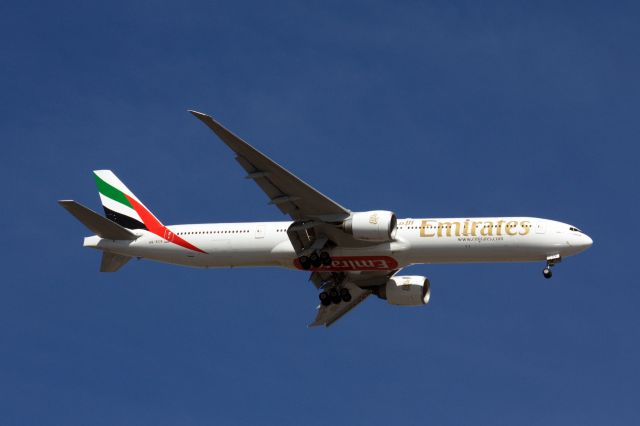 BOEING 777-300ER (A6-ECQ)