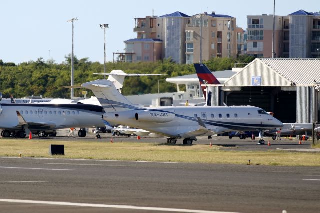 Bombardier Challenger 300 (XA-JGT)