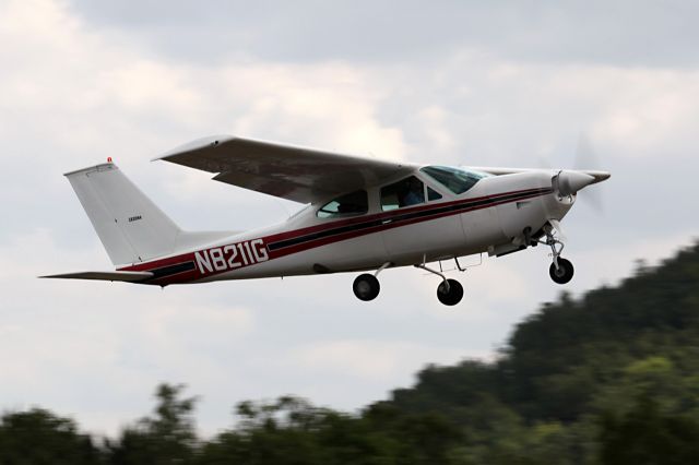 Cessna 177RG Cardinal RG (N8211G)