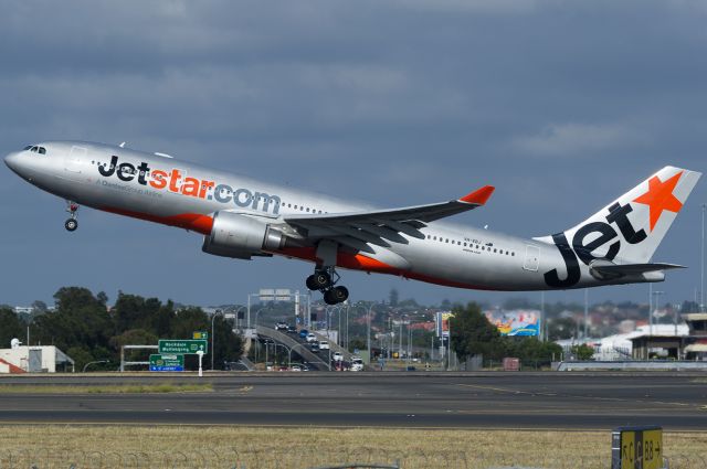 Airbus A330-200 (VH-EBJ)