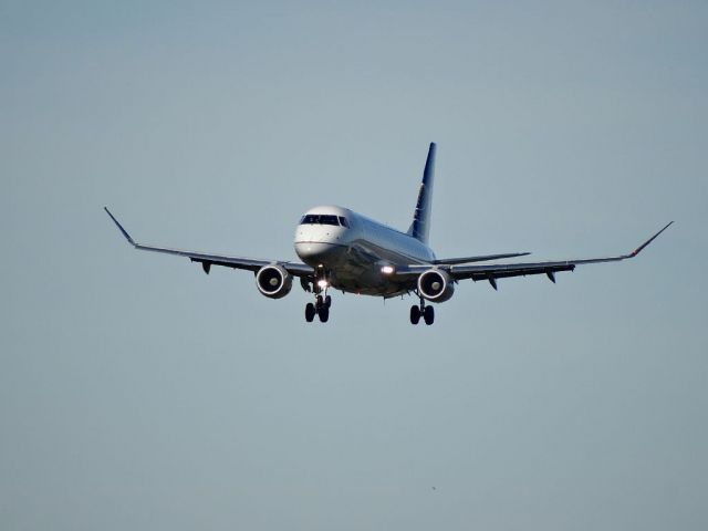 Embraer 175 (N733YX)