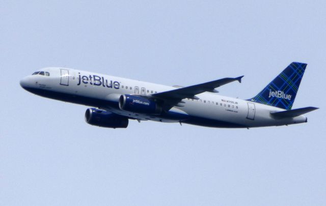 Airbus A320 (N705JB) - Shown here is jetBlue Airbus A320 a few minutes until it lands in the Spring of 2018.