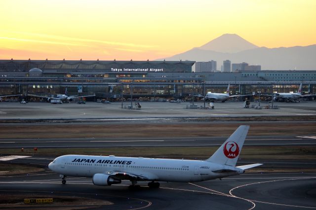 BOEING 767-300 (JA623J) - JAL Boeing at 羽田空港 Haneda Airport, Tokyo, Japan.br /Mount Fuji visible in the background.