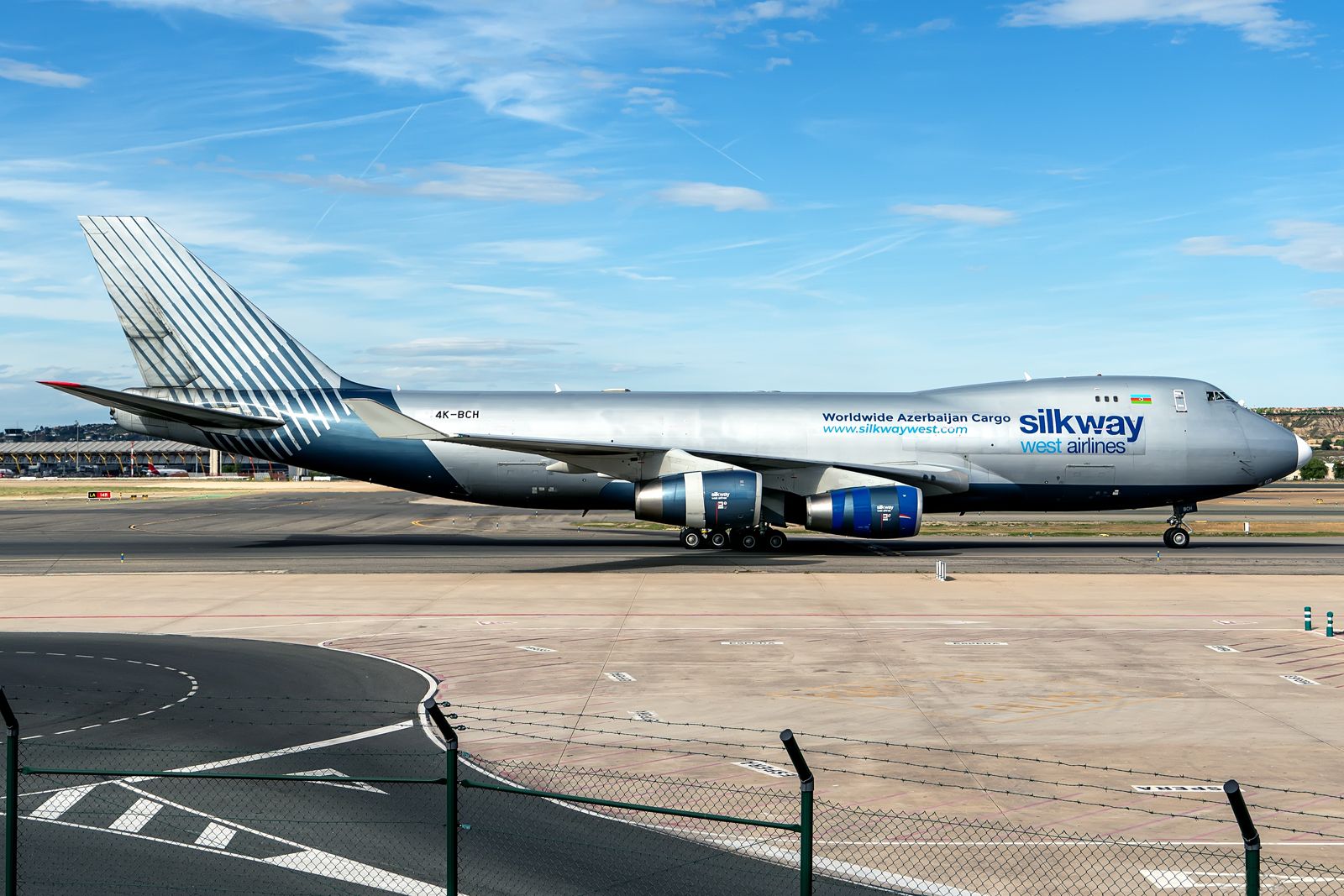 Boeing 747-400 (4K-BCH)