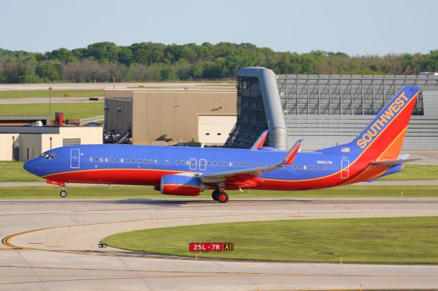 Boeing 737-800 (N8607M)