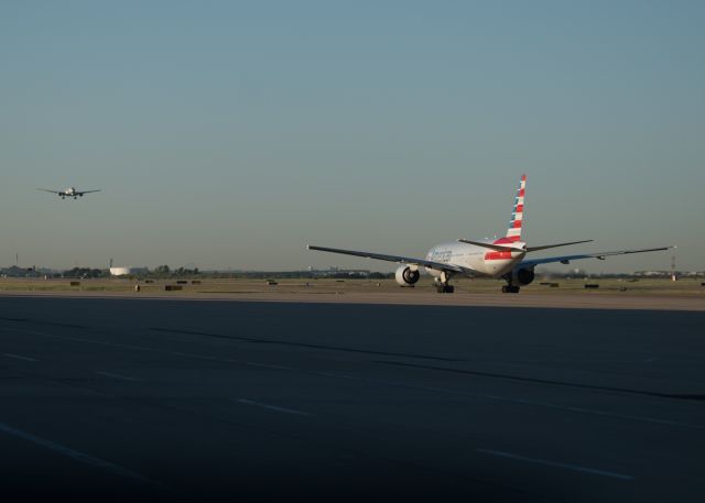 BOEING 777-300 —