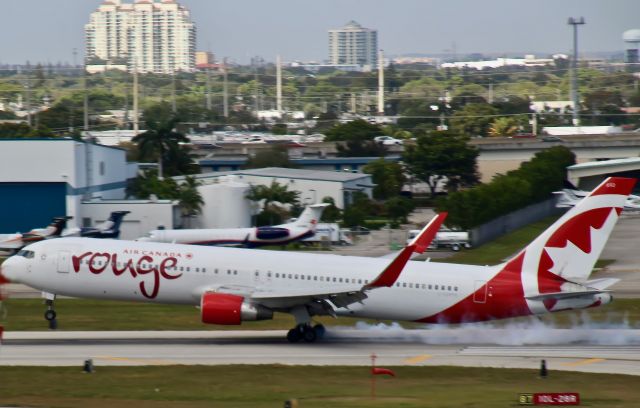 BOEING 767-300 (C-GHPN)
