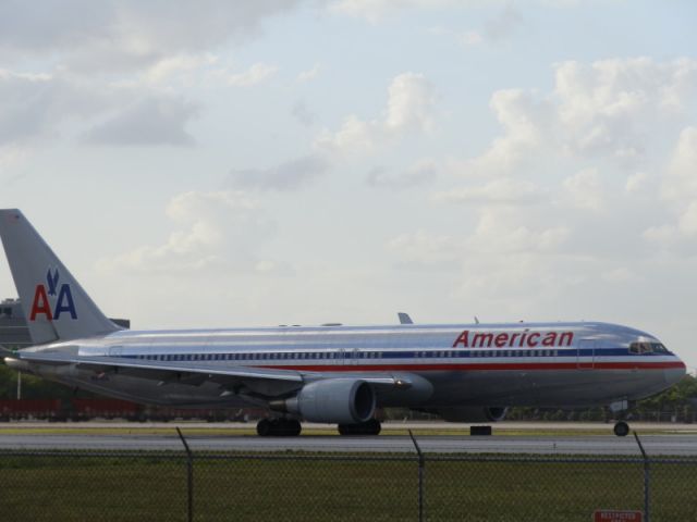 BOEING 767-300 (N372AA)