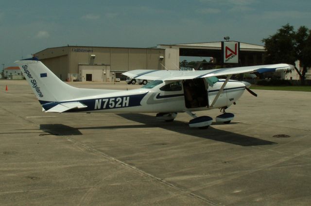 Cessna Skylane (N752H) - Lunch stop on the way to Miami.  Great place!