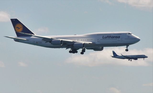 BOEING 747-8 (D-ABYR) - Lufthansa landing on 33L and JetBlue landing on 32.