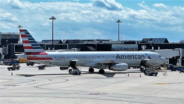 Airbus A321 (N978UY) - Just arrived from DFW as AA2314