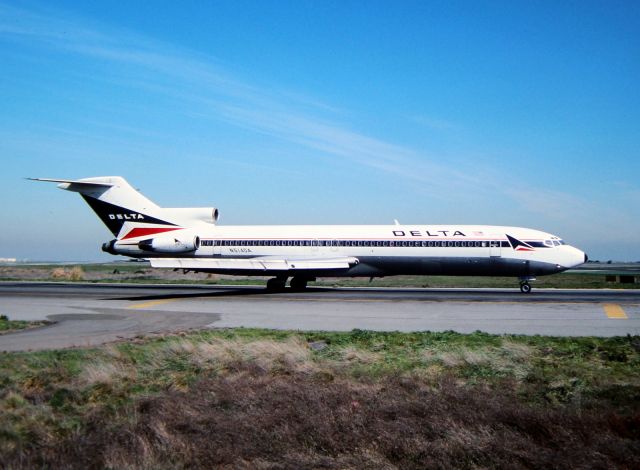 BOEING 727-200 (N514DA) - KSFO - Boeing 727 looking very sleek as it taxis up to the hold bars at Runway 1R at SFO.