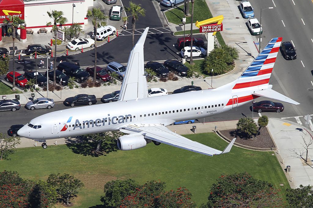 Boeing 737-700 (N980AN)