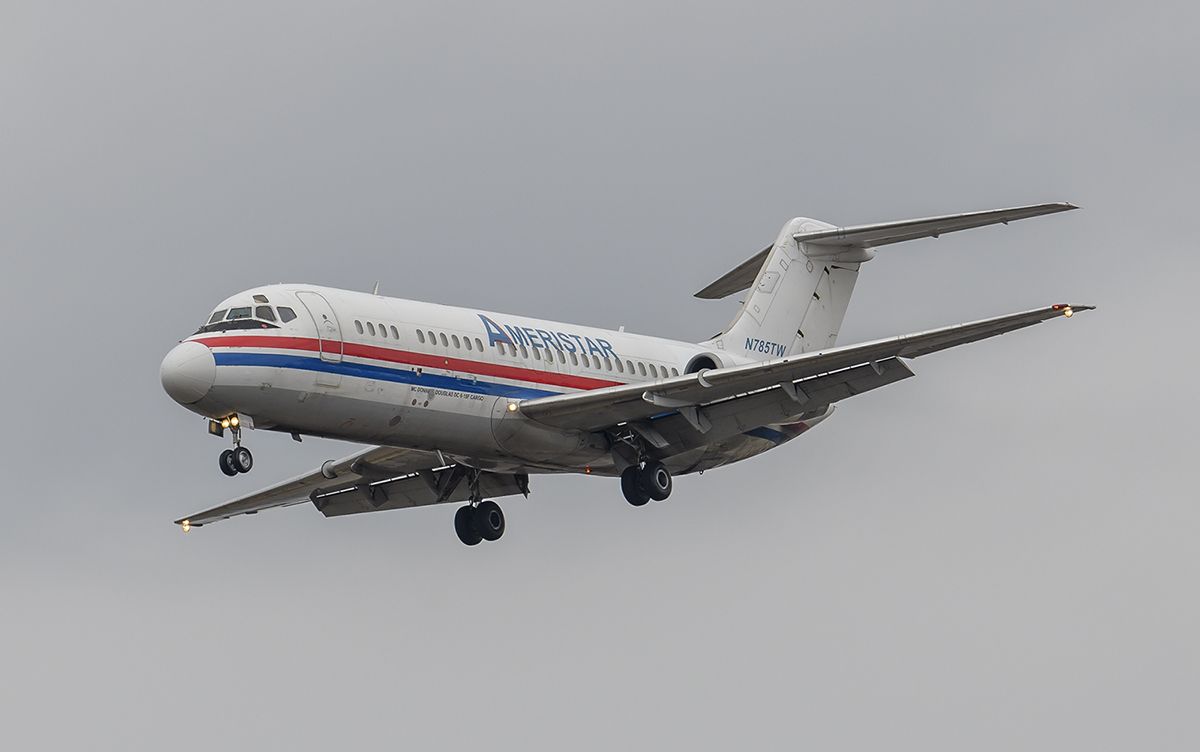Douglas DC-9-10 (N785TW) - Runway 20R Arrival @KDPA.