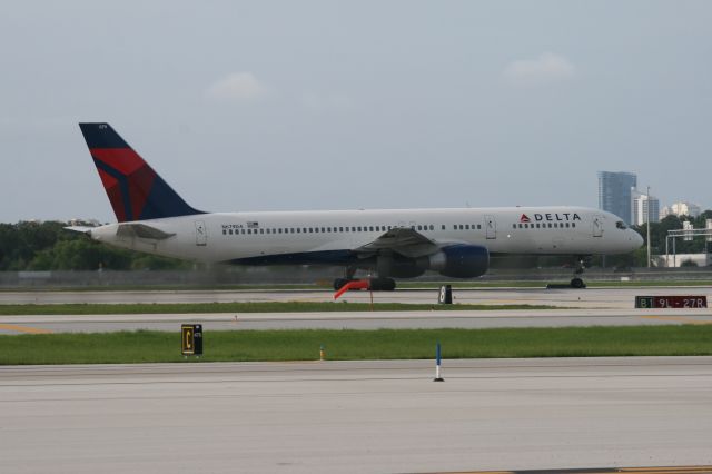 Boeing 757-200 (N679DA)