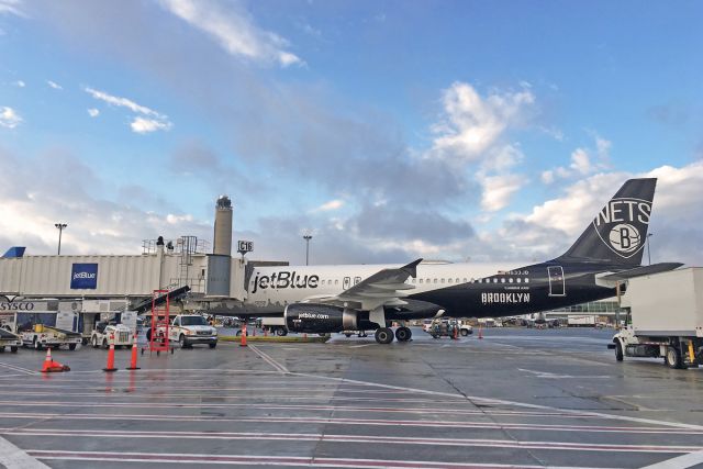 Airbus A320 (N633JB)