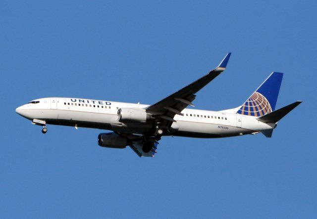 Boeing 737-700 (N78506) - At Coyote Point on approach to KSFO.