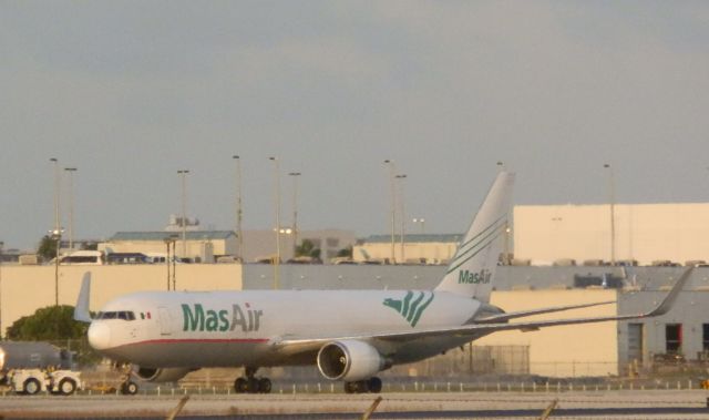 BOEING 767-300 (N420LA)