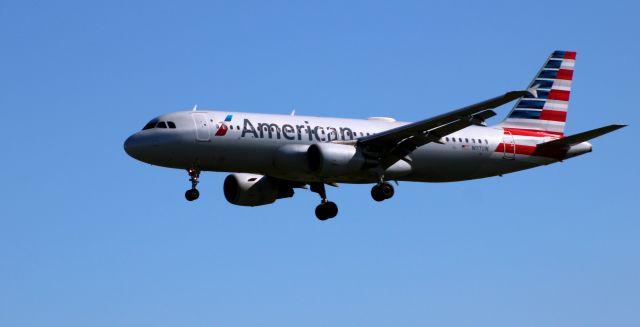 Airbus A320 (N117UW) - On final is this 2000 American Airlines Airbus A320-214 in the Spring of 2021.