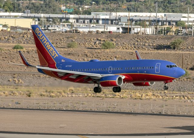 Boeing 737-700 (N7715E)