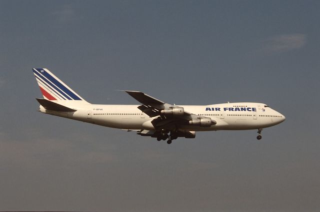 BOEING 747-100 (F-BPVK) - Final Approach to Narita Intl Airport Rwy16 on 1987/05/04
