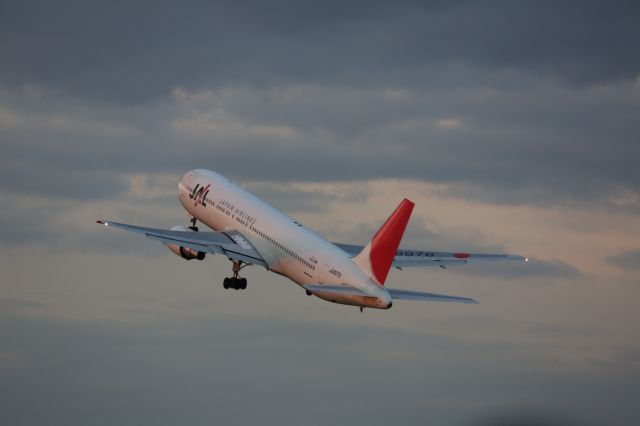 BOEING 767-300 (JA8976)