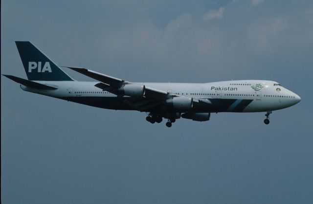 Boeing 747-200 (AP-BAT) - Final Approach to Narita Intl Airport Rwy16R on 1997/07/19