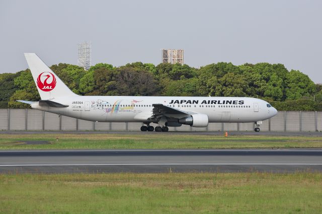 BOEING 767-300 (JA8364)