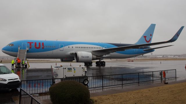 BOEING 767-300 (PH-OYI) - Charter flight from Brussels, Belgium for some sort of NATO operation.