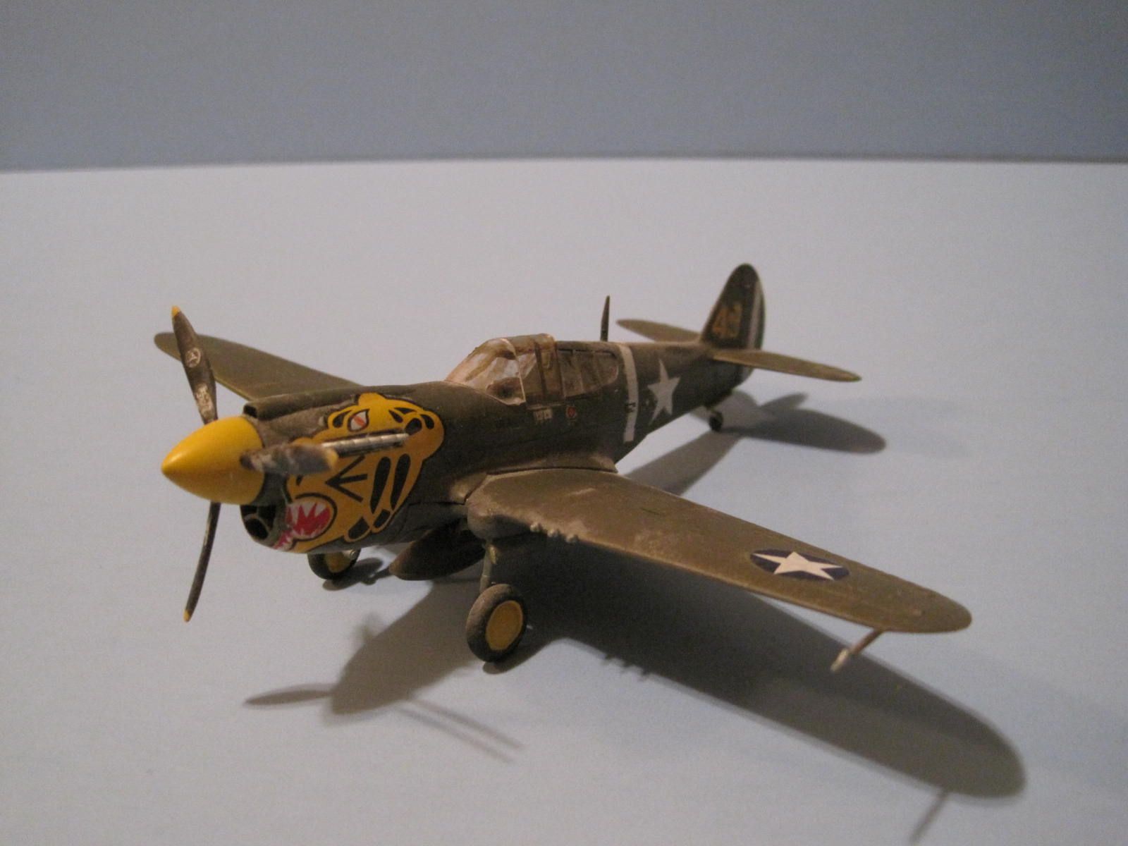 P40 — - 1/72 scale, Curtis P-40E Warhawk, Academy kit.