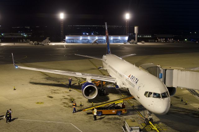 Boeing 757-200 (N710TW) - Already late for her departure to KATL.