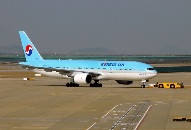 Boeing 777-200 (HL7765)